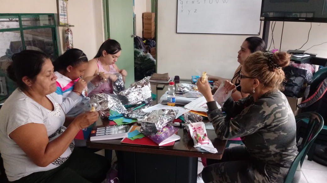 Proceso de alfabetización con Recicladores del Centro de Acopio Barrio Colombia.