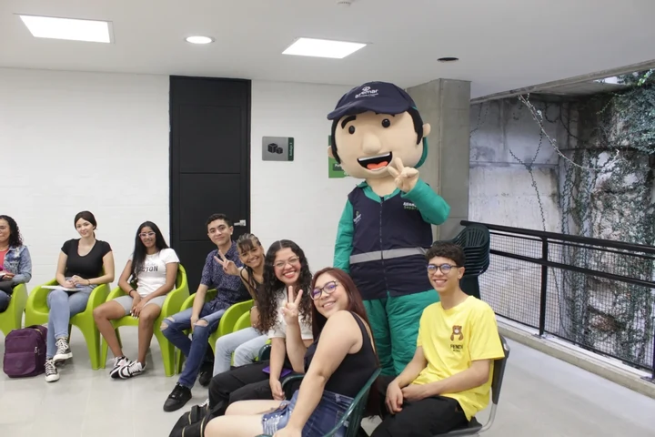 mascota arreciclar con jovenes